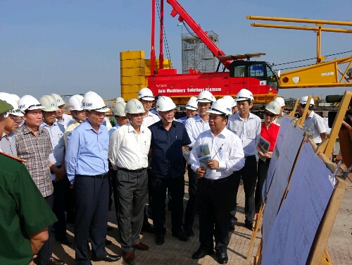 Bộ trưởng Trường Quang Nghĩa nghe lãnh đạo Ban QLDA 2 báo cáo tiến độ thực hiện dự án đường ô tô Tân Vũ - Lạch Huyện